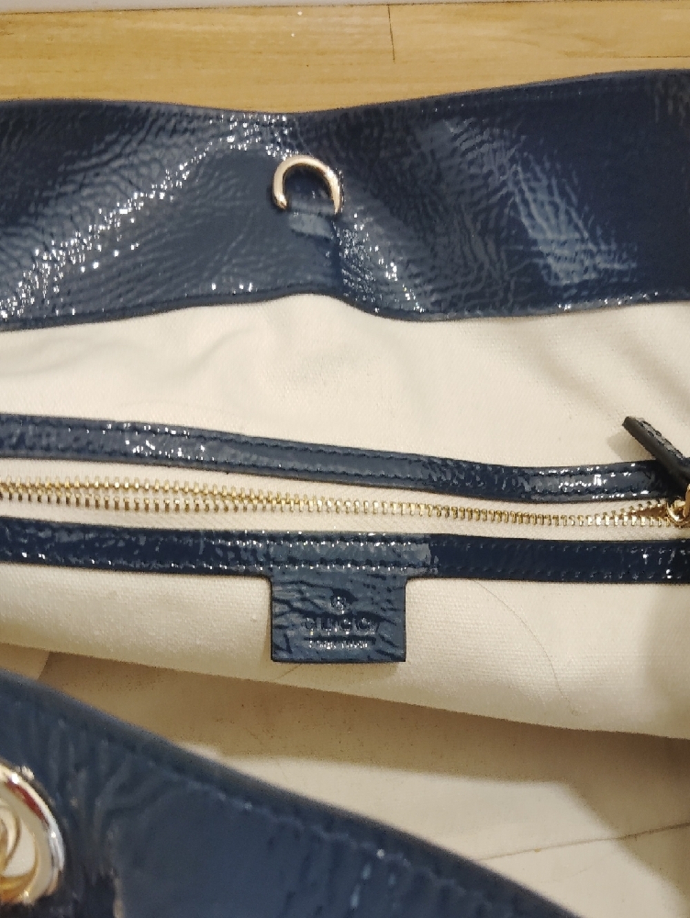 Pre- loved Gucci Patent Leather Chain Shoulder Bag in Navy. - Picture 10 of 12